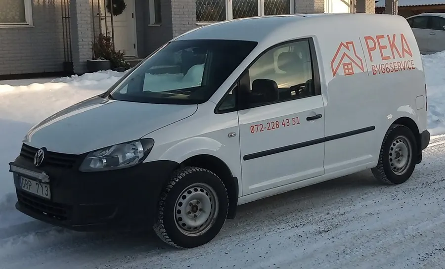 Peka byggservice vit firmabil, i snön.